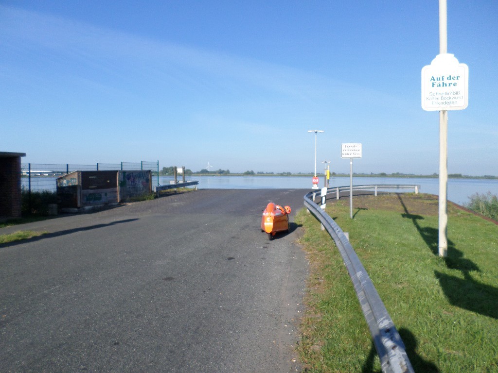 Venter på første færge ved Weser floden