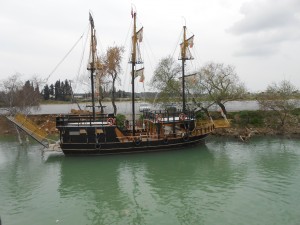 Masser af "piratskibe" på floden