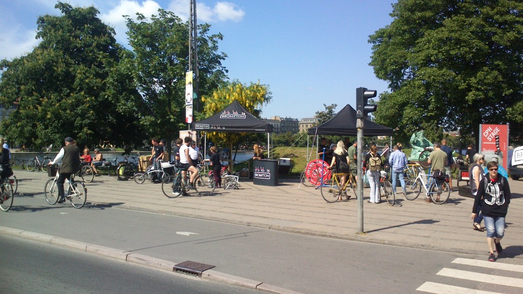 Brompton Udstilling og Cyklistforbundet ved siden af, men nød værksted til de cyklende folk